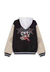 Hooded jack die een zwart lichaam heeft, een grijze capuchon, beige mouwen en een tijgerafbeelding met rode accenten. Inclusief kaartmotieven op de mouwen.