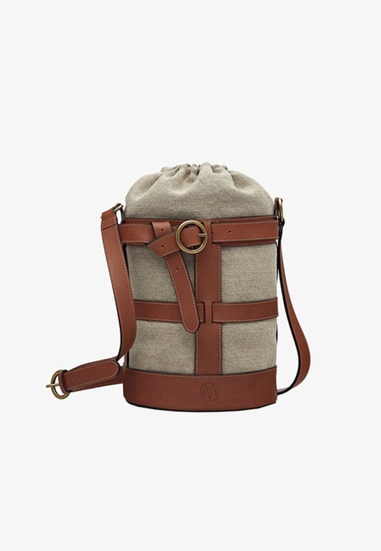 Borsa a secchiello in tessuto beige con manici in pelle marrone, fibbia dorata e tracolla regolabile. Chiusura con cordoncino nella parte superiore.