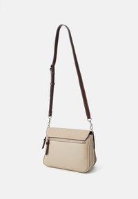 Borsa a tracolla beige, realizzata in materiale liscio e testurizzato. Presenta una tasca frontale con zip, una tracolla regolabile marrone e dettagli cuciti.