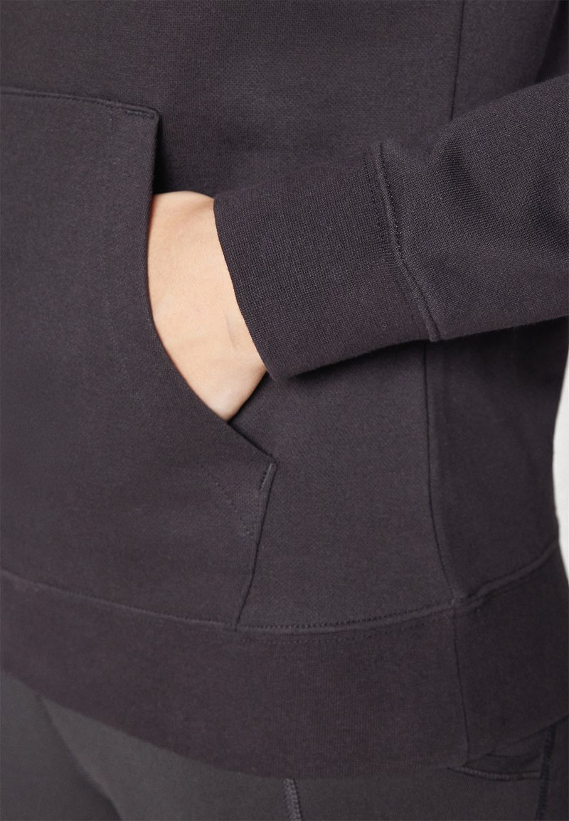 Dunkelgrauer Pullover mit Kängurutasche und gerippten Bündchen, der eine weiche Textur und ein einfaches Design aufweist. Nahtdetails sind vorhanden.