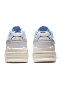 ASICS-sneakers har en design i grått och ljusblått, material av läder och textil, en texturerad sula och logotypdetaljer vid hälen.