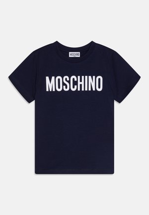 Camiseta de algodón azul marino con un logotipo blanco "MOSCHINO" en la parte frontal. Mangas cortas y un cuello redondo acanalado. Textura suave.