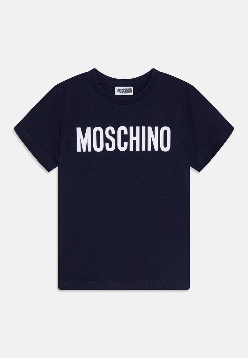 Camiseta de algodón azul marino con un logotipo blanco "MOSCHINO" en la parte frontal. Mangas cortas y un cuello redondo acanalado. Textura suave.