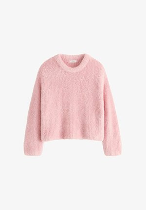 Blød lyserød, langærmet, fluffy strikket sweater med rund halsudskæring og en let cropped pasform på en hvid baggrund.