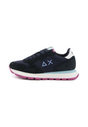 Scarpe da corsa da uomo con tomaia in suede e tessuto blu navy, tallone bianco, intersuola azzurro chiaro e suola in gomma rosa. Presenta logo e motivi.