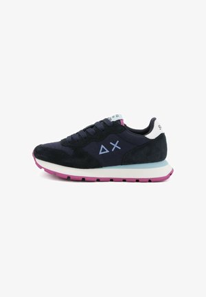 Chaussures de course pour hommes avec une tige en daim et en tissu bleu marine, une languette blanche au talon, une semelle intermédiaire bleu clair et une semelle extérieure en caoutchouc rose. Présente un logo et des motifs.