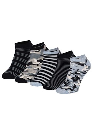 Fünf Paare Knöchelsocken mit schwarzen, grauen und weißen Mustern, darunter Streifen und Camouflage-Designs, nebeneinander angeordnet.