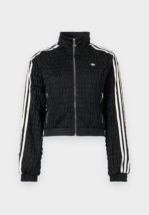 Sort tekstureret løbejakke med lynlås og høj krave, hvide tredobbelt striber på ærmerne og lille hvid Adidas-logo på brystet.