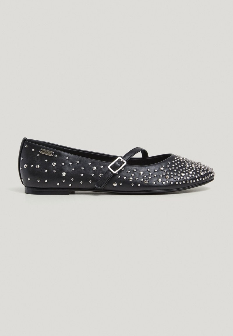 Chaussure Mary Jane plate noire avec des clous argentés recouvrant l'avant et les côtés, dotée d'une fine lanière avec une petite boucle.