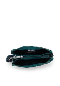 Kipling-portemonnee in donkerblauw stof, met twee ritscompartimenten en een zachte ritstrekker. Het binnenlabel leest "LIVE LIGHT."