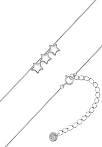 Sølvarmbånd med tre stjerneformede vedhæng, en fin kæde og en lås med forlængerled samt et lille logo-vedhæng.