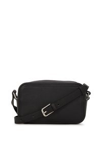 Černá kožená crossbody taška obdélníkového tvaru, strukturovaný povrch, zipové uzavření a nastavitelné ramenní popruhy se stříbrnou sponou.