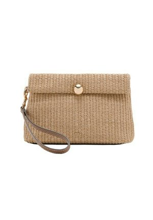 Beżowa pleciona kopertówka z klapką do złożenia, złotym zapięciem na guzik, paskiem na nadgarstek i małym logo "MNG" na środku przedniej strony.