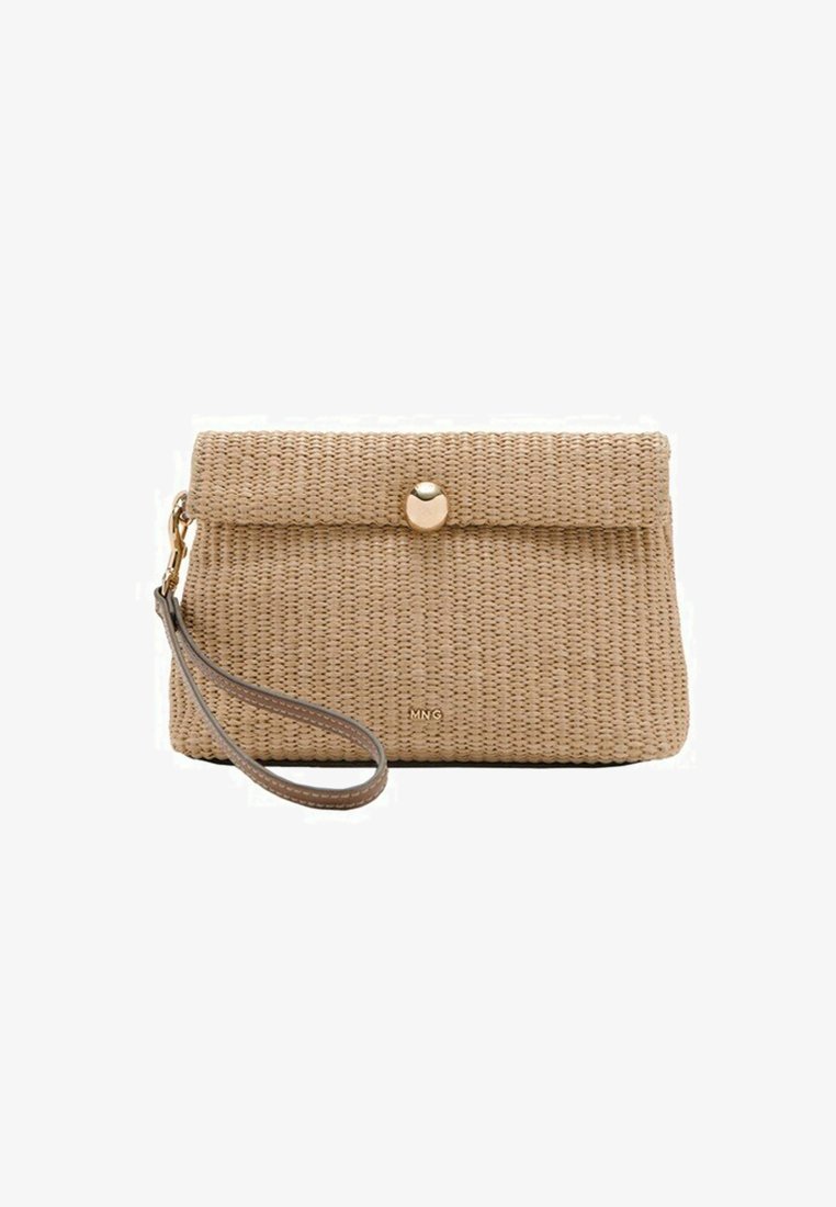 Pochette tissée beige avec rabat pliant, fermeture à bouton doré, lanière pour poignet et petit logo "MNG" au centre avant.