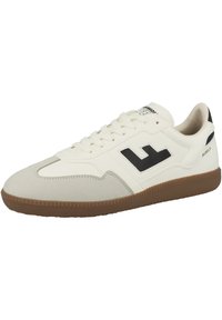 Vita sneakers med svarta detaljer, i mocka och slätt läder, gummisula, rund tå och snörning.