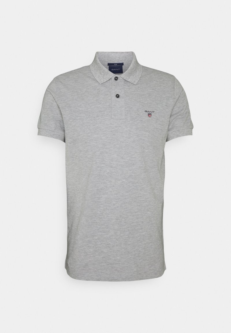 Polo gris avec une texture douce, manches courtes, patte de boutonnage à deux boutons et petit logo accentué sur la poitrine. Design à coupe classique.