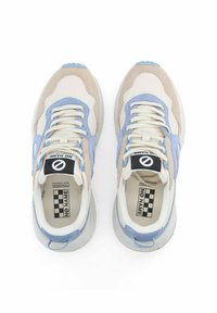 Sneaker beige e azzurri chiari realizzati in materiali mesh e suede, con punta rotonda, dettagli testurizzati e un marchio in evidenza su un'etichetta nera.