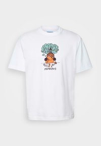 Bílý bavlněný tričko s kresleným designem postavy se stromem, která drží papír s nápisem "OK". Krátké rukávy a kulatý výstřih.