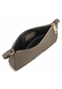 Pochette in pelle grigia con superficie testurizzata, hardware dorato e chiusura con zip. L'interno presenta una fodera in tessuto scuro e slot per schede.
