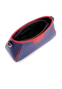 Lila Lederhandtasche mit roten Akzenten, ovale Form, Reißverschlussverschluss und Innenfutter mit einem Logomuster. Goldene Beschläge an den Seiten.