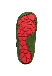 Grüne Schuhsohle mit einem strukturierten Gummidesign und roten Akzenten. Auffällige hexagonale und dreieckige Muster sind sichtbar. Größe 28 gekennzeichnet.