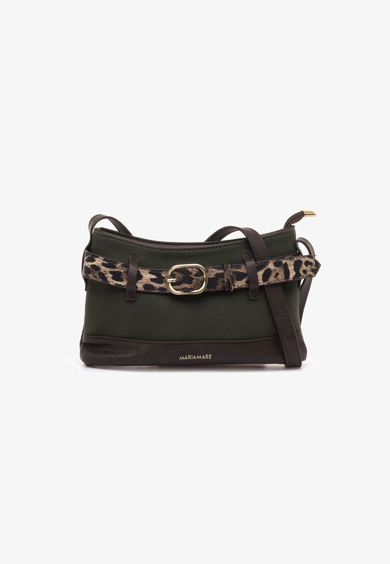 Bolso bandolera verde oscuro y marrón con cinturón de estampado de leopardo y hebilla dorada, tamaño pequeño, logo de la marca Mariamare en el frente.