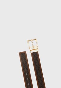 Bruine leren riem met een gouden, rechthoekige gesp. De band heeft een textuur met een donker patroon langs de lengte en meerdere gaatjes voor aanpassing.