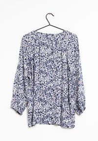 Blusa floreale navy con maniche lunghe, dettagli plissettati e vestibilità rilassata. Il tessuto presenta piccoli motivi floreali bianchi e rosa.