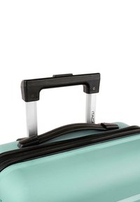 Maleta rígida de color verde azulado con un asa ergonómica negra y un asa telescópica plateada. Cuenta con cierre de cremallera.
