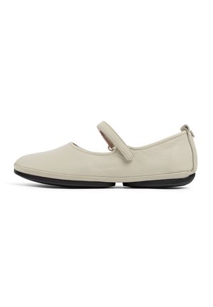 Scarpa Mary Jane in pelle beige chiaro, con punta rotonda, cinturino regolabile e suola in gomma nera. Texture liscia, design minimale.