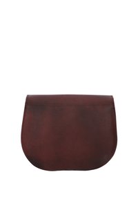 Pochette en cuir marron avec un rabat arrondi, présentant des coutures nettes et une texture lisse. Style compact et minimaliste.
