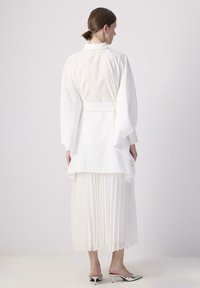 Touché Privé BAT SLEEVE - Blúzka so zapínaním na gombíky - white