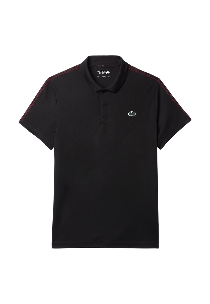 Schwarzes Polohemd aus glattem Stoff, mit Kragen, kurzen Ärmeln und roten Akzenten auf den Schultern. Grünes Logo auf der Brust.