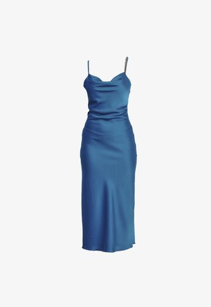 Plava satenska haljina na bretele s uskim krojem, tankim naramenicama i glatkom, sjajnom teksturom koja seže do sredine lista.