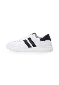 Weiße Ledersneaker mit schwarzen Akzenten und drei schwarzen Streifen. Sie verfügen über eine strukturierte weiße Sohle und ein traditionelles Schnürdesign.