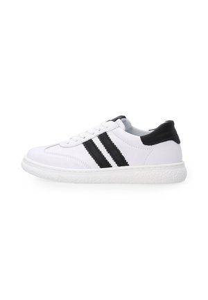 Weiße Ledersneaker mit schwarzen Akzenten und drei schwarzen Streifen. Sie verfügen über eine strukturierte weiße Sohle und ein traditionelles Schnürdesign.