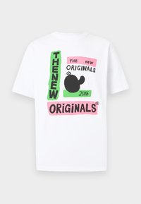 Weißes T-Shirt mit kurzen Ärmeln, versehen mit bunten, grafischen Textblöcken, die "THE NEW ORIGINALS 2016" zeigen, und einer schwarzen abstrakten Form in der Mitte.