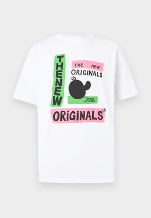 Fehér rövid ujjú póló színes szöveges grafikai blokkokkal, rajta a "THE NEW ORIGINALS 2016" felirat, és egy fekete absztrakt alak középen.