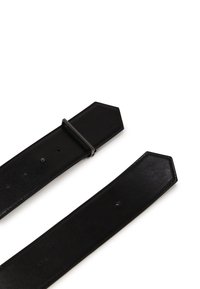 Ceinture en cuir noir avec une texture lisse, dotée d'une boucle en métal et d'extrémités hexagonales. Plusieurs trous pour un ajustement réglable.