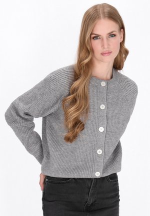 Cardigan grigio lavorato a maglia con colletto rotondo, maniche lunghe e cinque bottoni bianchi sulla parte anteriore. Tessuto a coste di trama texturizzata.