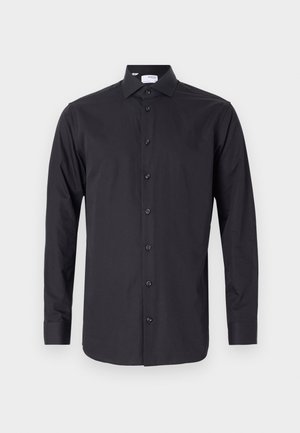 Črna dolgouvratna srajca iz gladkega materiala, z gumbi spredaj, ostro ovratnikom in z gumbi na manšetah.