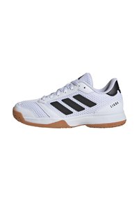 Chaussure de sport blanche avec un dessus en mesh, accents noirs, semelle en caoutchouc et trois stripes latérales noires. Surface texturée avec un design épuré.