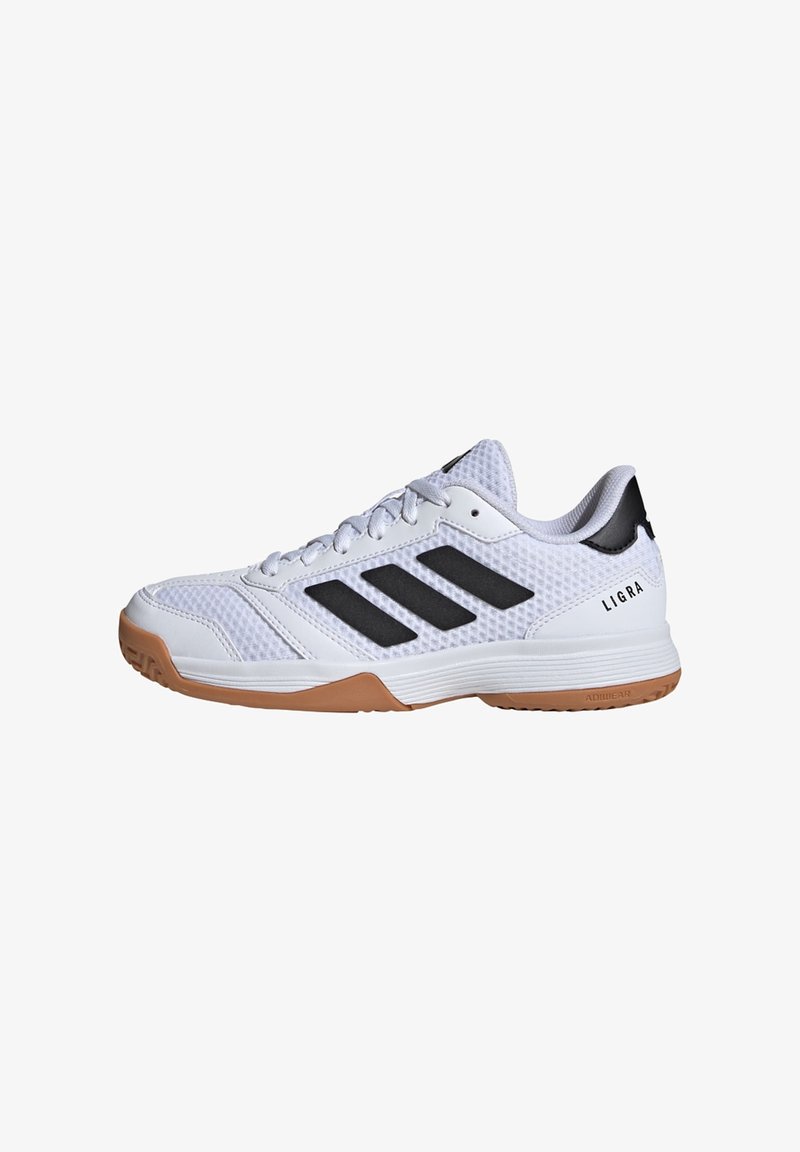 Bílé sportovní boty s síťovaným svrškem, černými detaily, gumovou podrážkou a třemi černými bočními pruhy. Texturovaný povrch se štíhlým designem.