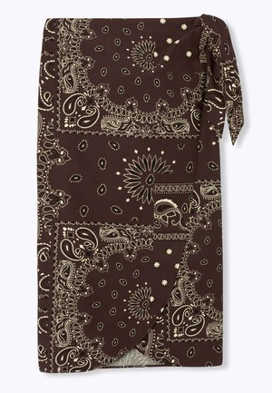 Jupe portefeuille marron à imprimé bandana avec motifs cachemire crème et floraux, nouée sur le côté avec un nœud.