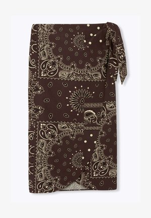 Jupe portefeuille marron à imprimé bandana avec motifs cachemire crème et floraux, nouée sur le côté avec un nœud.