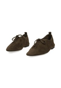 Zapatos de ante marrón con punta afilada, que cuentan con un diseño de cordones, tacón bajo y plano, y una textura suave. Diseño simple sin adornos.