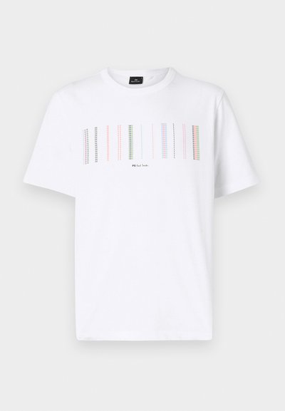 Valge puuvillane T-särk, millel on mitmevärviline ruuduline muster rinnaosas, ning must logo tekst kujunduse all. Lühikesed varrukad.