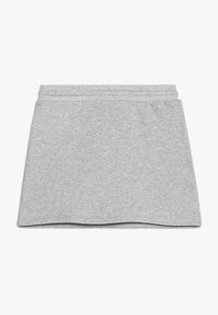 Szara spódnica z bawełnianej dzianiny z elastycznym pasem, prostym krojem w literę A oraz gładką, nieozdobioną fakturą.