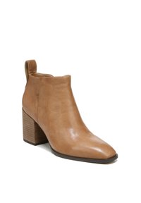 Tan leren enkelboot met een spitse neus, een gestapeld blokhak en een trekknoop aan de achterkant voor gemakkelijk aan- en uittrekken. Gladde textuur en slank ontwerp.