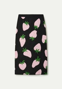 Falda negra con un patrón de fresas rosas y hojas verdes. La textura parece suave, con un diseño entallado y recto.